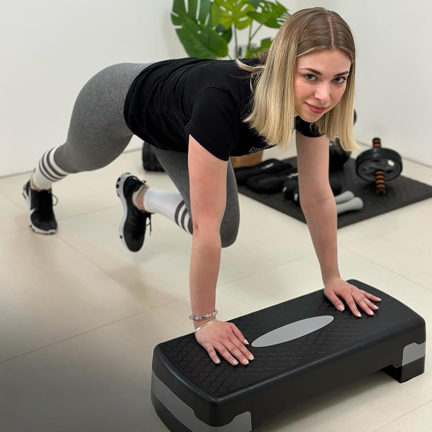 Höhenverstellbarer Aerobic Stepper mit Widerstandsbändern, Schwarz+Grau