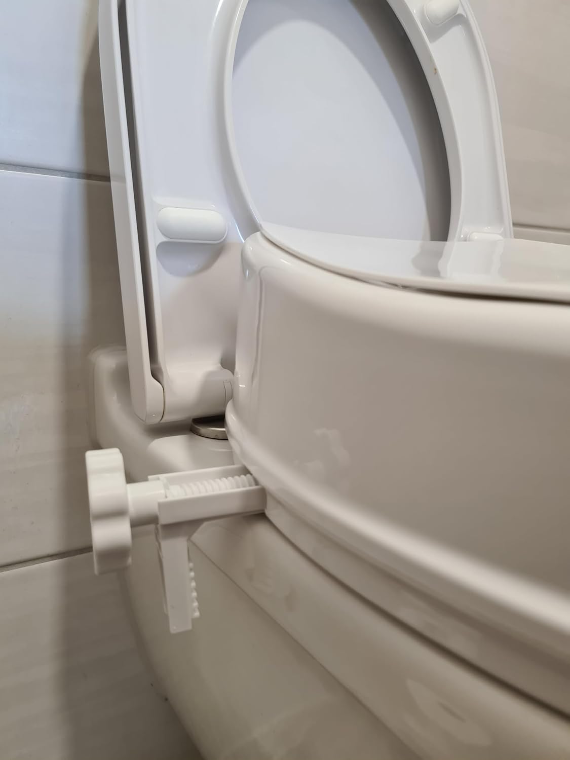 Toilettensitzerhöhung mit Hygiene-Ausschnitt