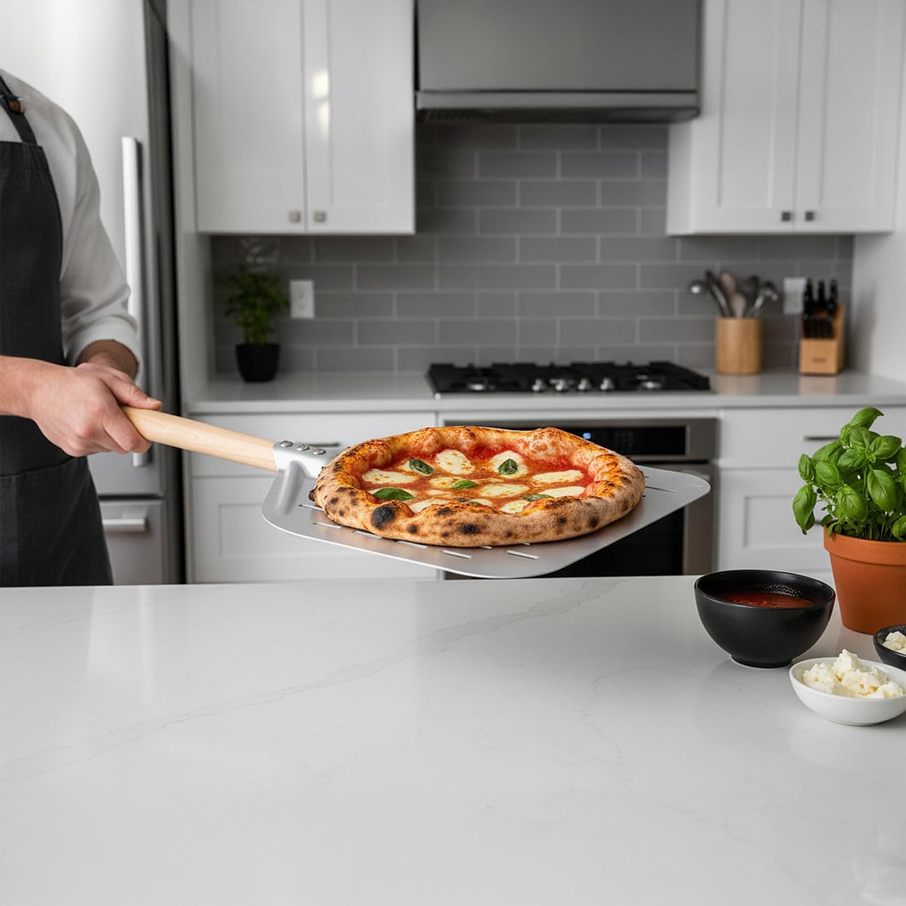 Perforierter Pizzaschieber mit Holzgriff
