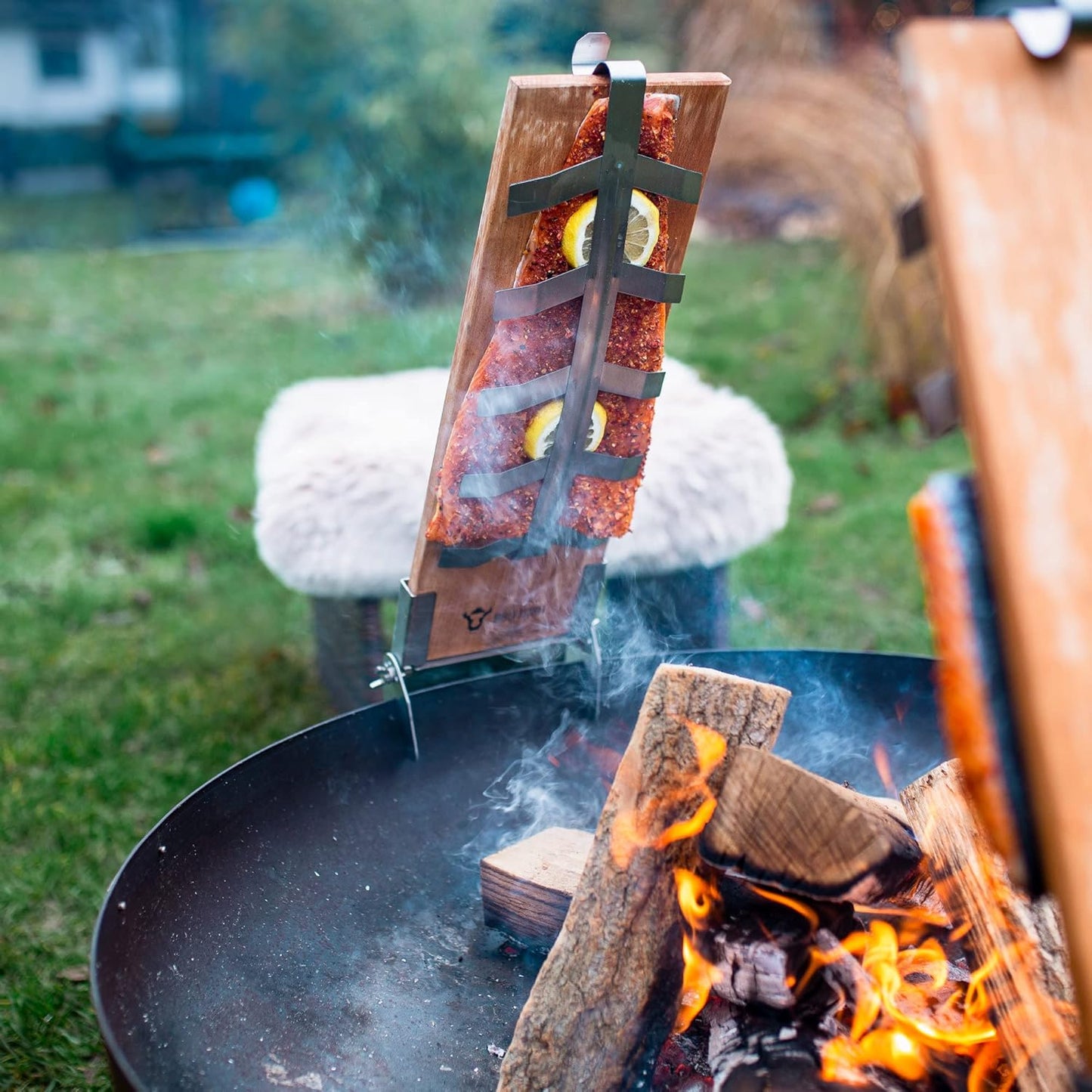 Flammlachsbrett mit Halterung, 2