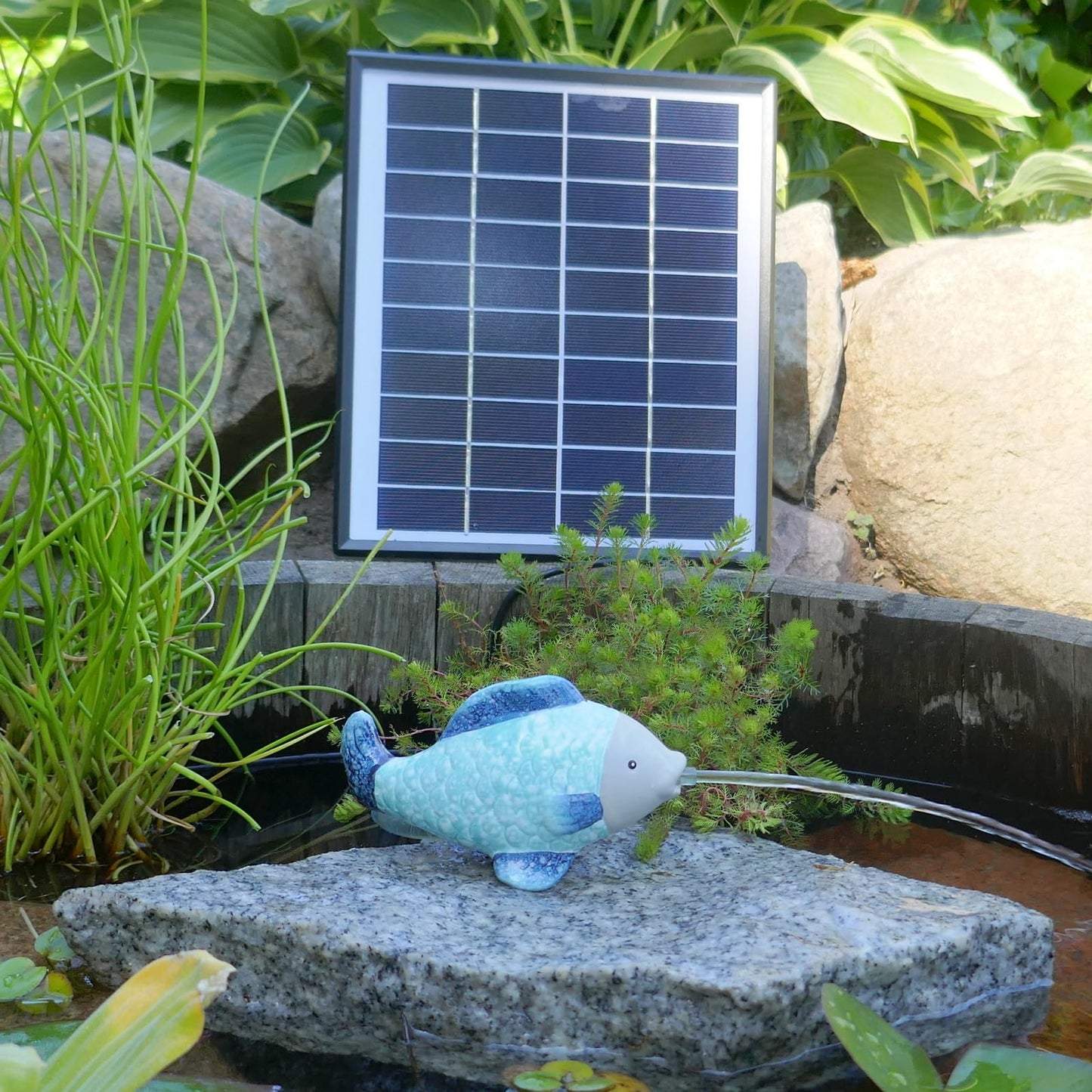 Solarbetriebene Wasserspiel-Pumpe mit Akkuspeicher