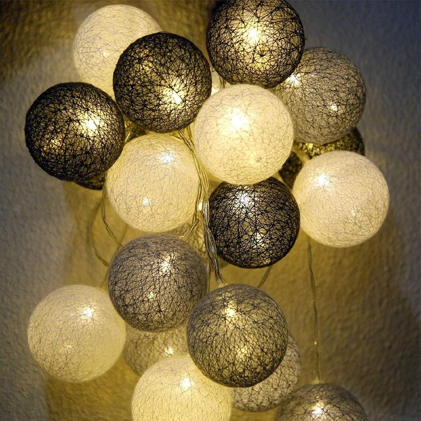 LED-Lichterkette mit 20 Baumwollkugeln, Grau Stecker