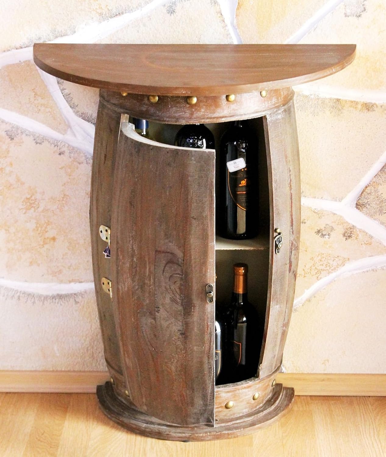Halbrundes Weinfass mit Weinregal