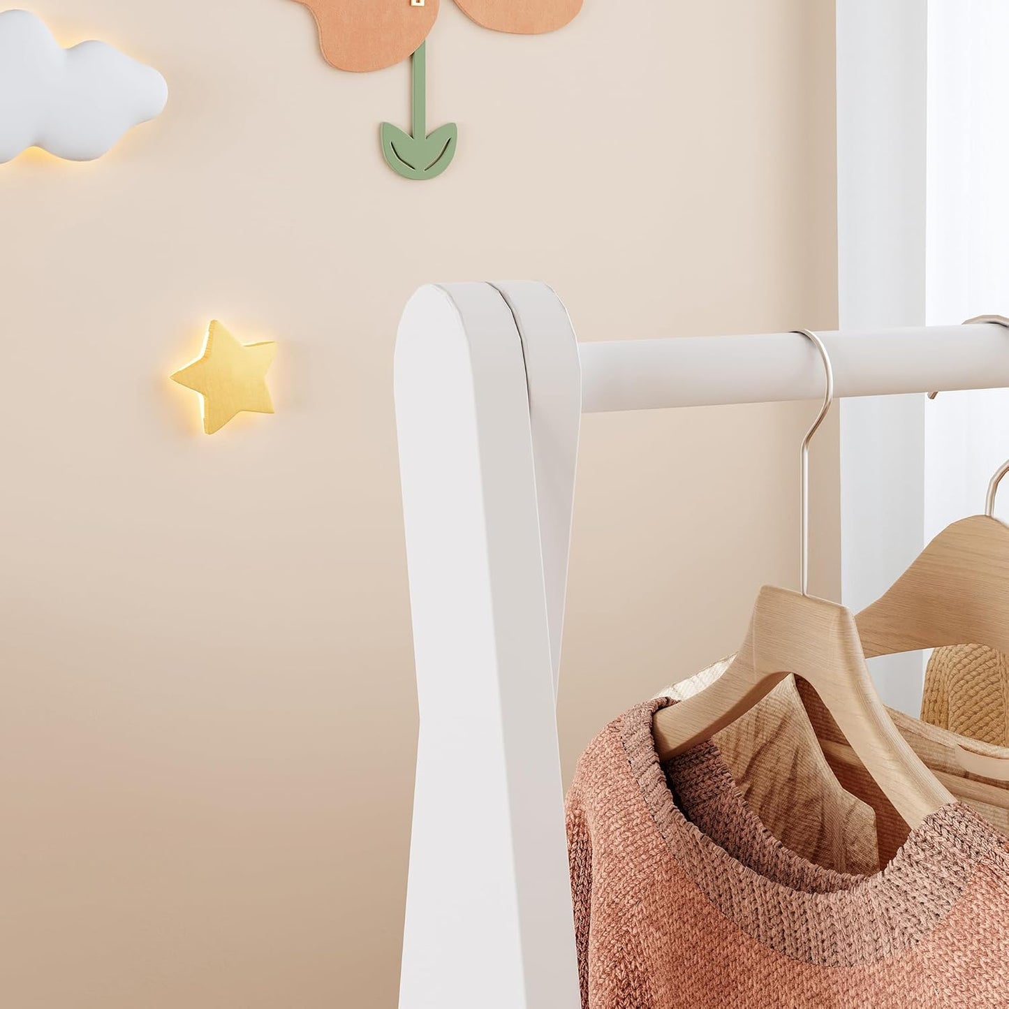 Kindergarderobe Vestness, Weiss