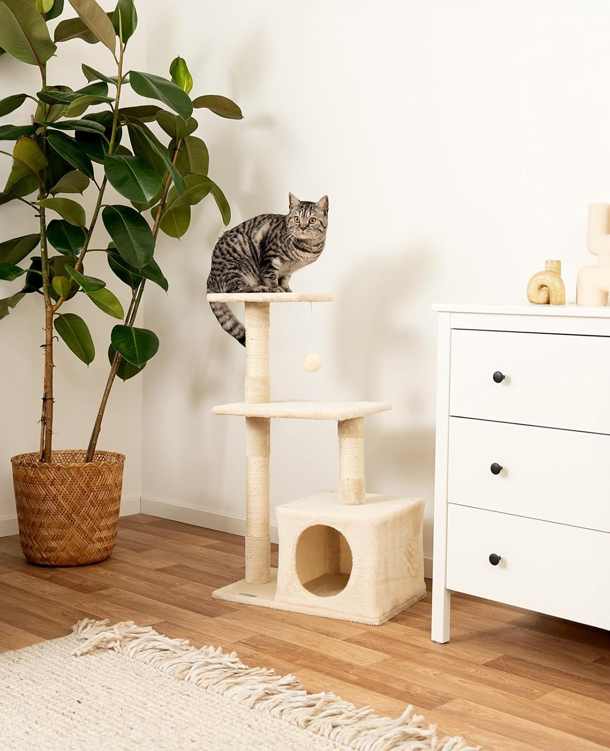 Kratzbaum mit Höhle und Plüschball, Beige