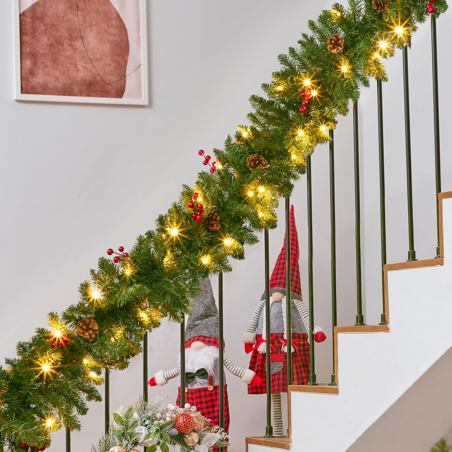 Weihnachtsgirlande mit LED-Lichtern und Dekorationen