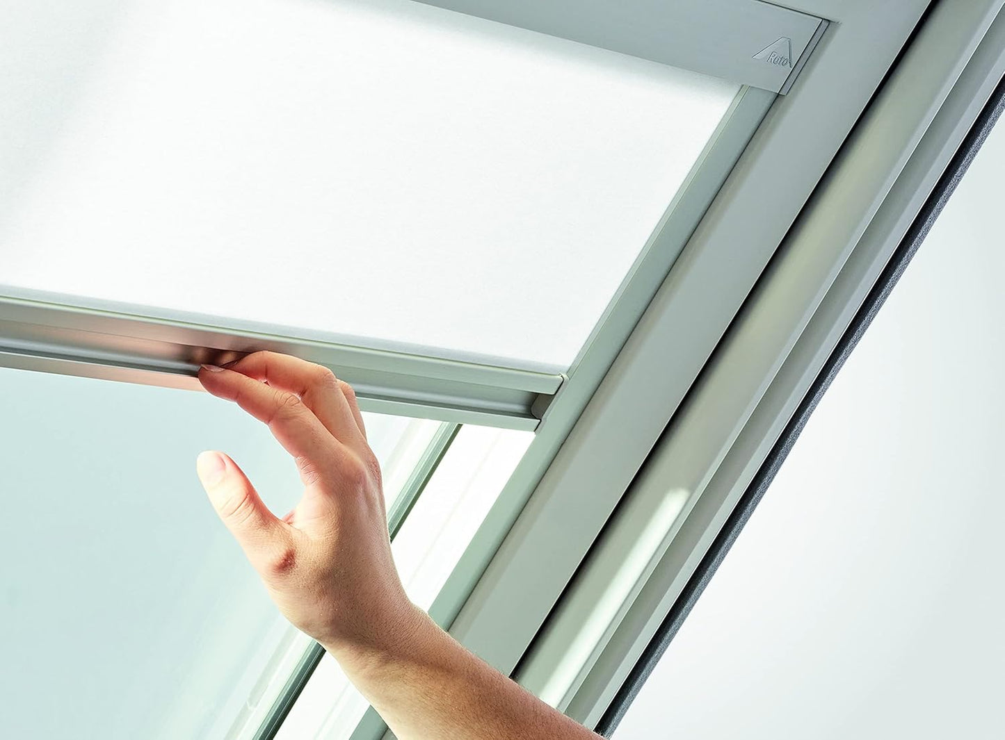 Tageslichtrollo für Roto Dachfenster Designo R6/R8/i8, Weiss ; Führungsschiene Silber ; B35 x H98 cm