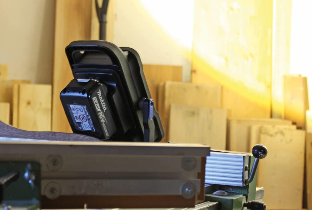 Akkubetriebener LED-Baustrahler mit Powerbank-Funktion, A2