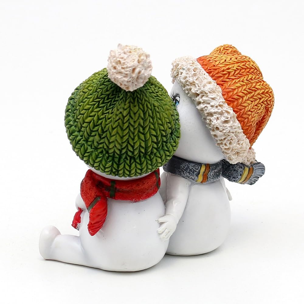 Schneekinderpaar mit Mütze und Schal, Kuss