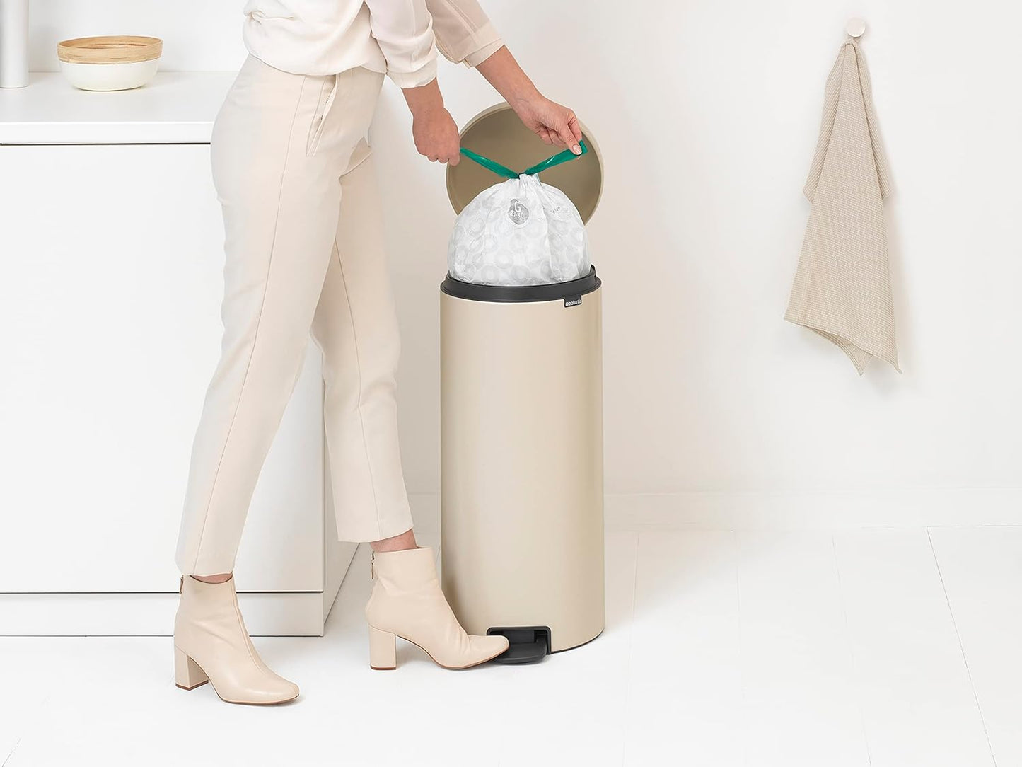 Treteimer mit sanft schliessendem Deckel, 30 Liter Soft Beige