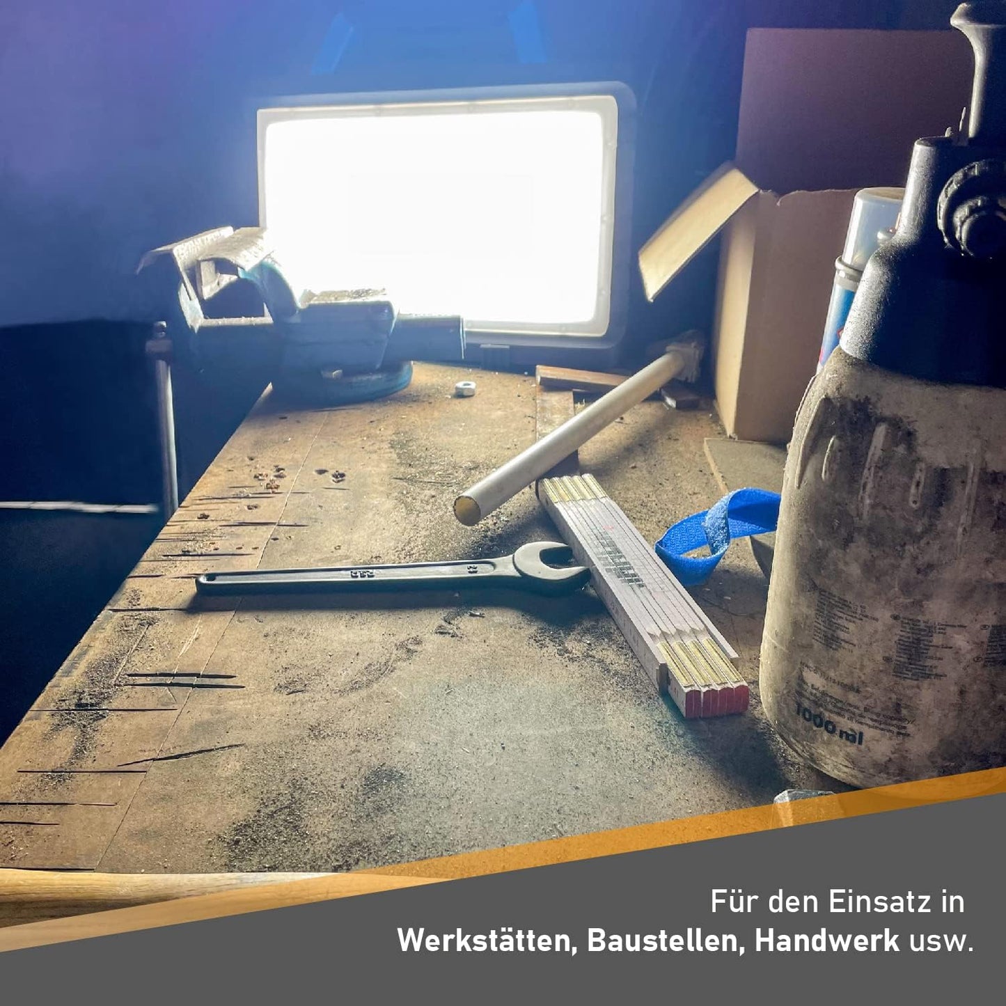 LED-Arbeitsleuchte mit Steckdose, 80 Watt