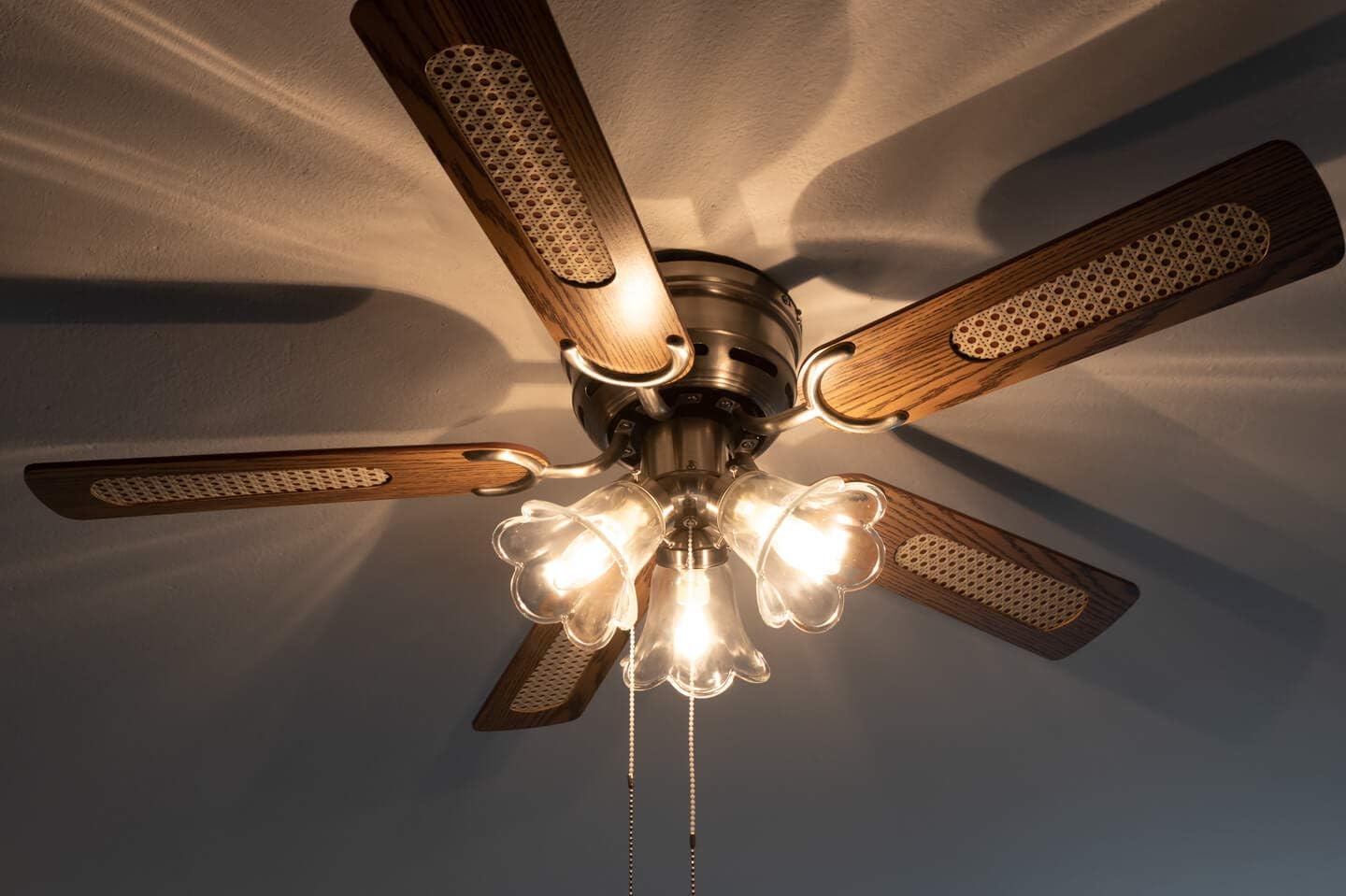 Kisa Deckenventilator mit Beleuchtung 105 cm, Eiche / Walnuss