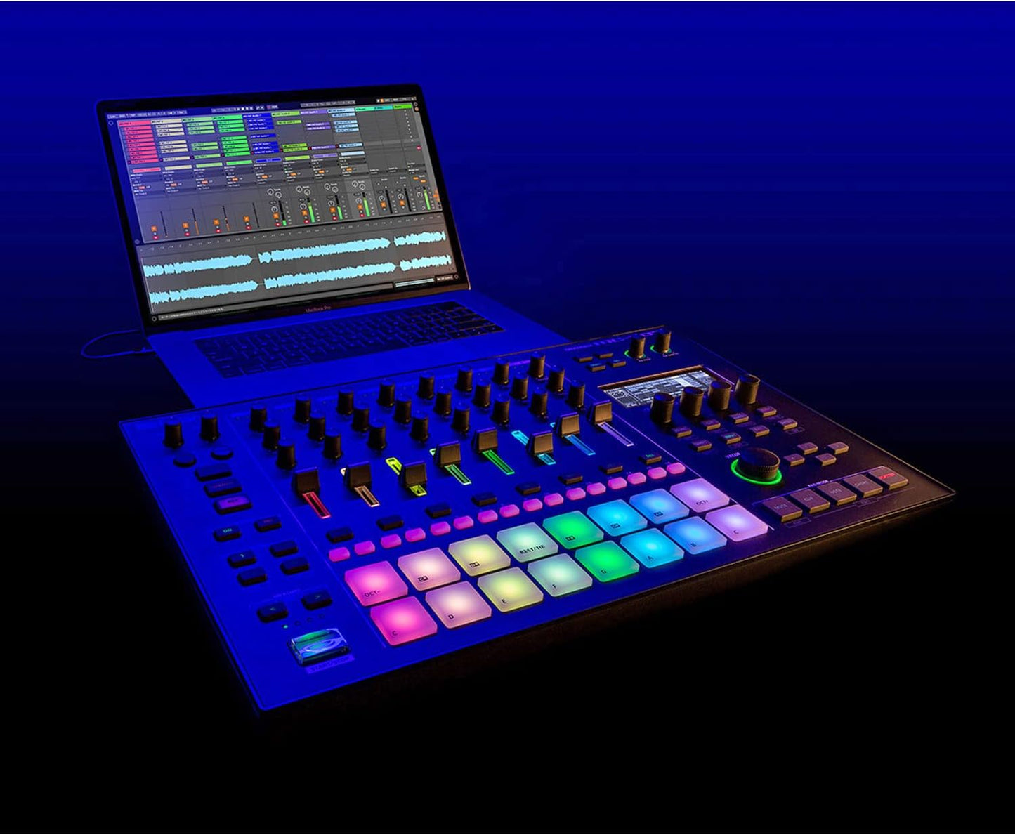 MC-707 Groovebox Sequenzer & Sampler + Laptopständer
