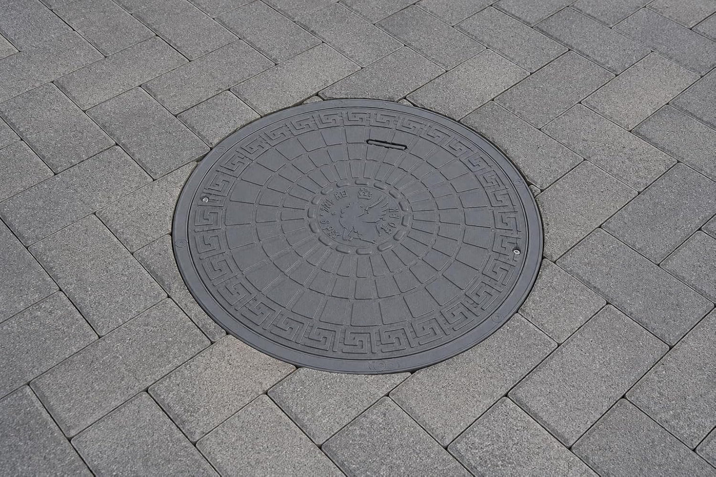 Schachtabdeckung, Grau
