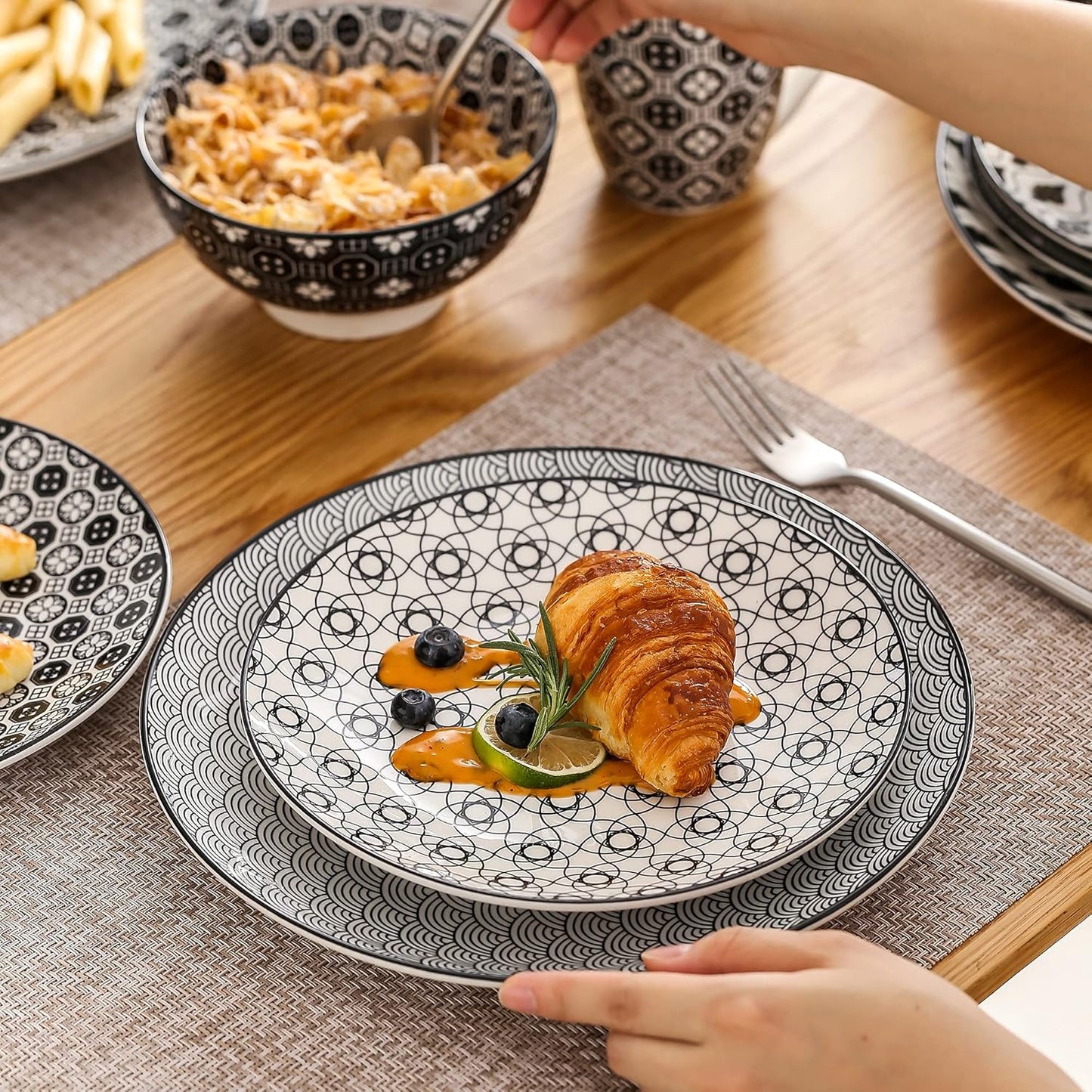 40-teiliges Kombiservice für 8 Personen, Schwarz + Creme 40-teilig Geschirrset