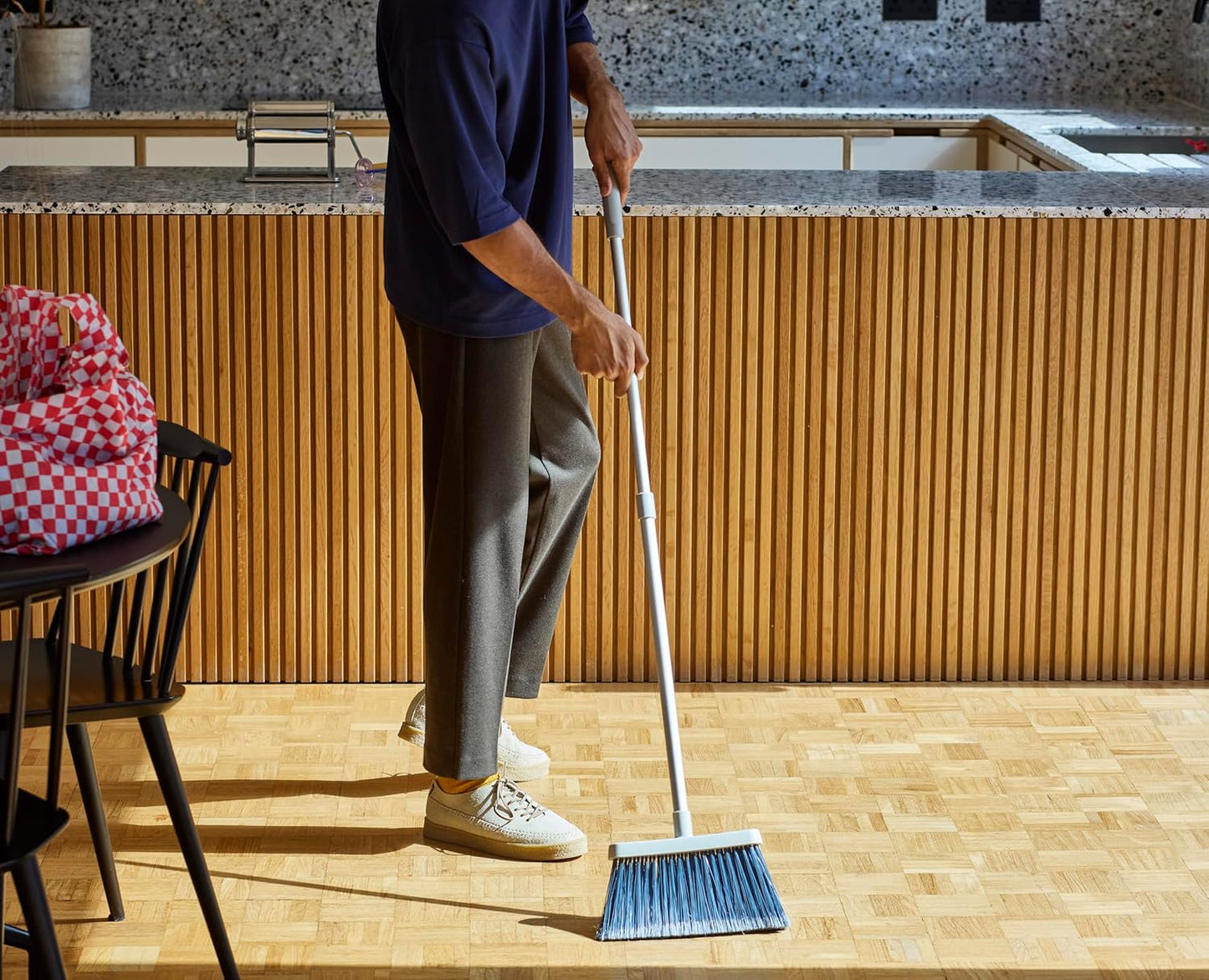 CleanTech Wandbesen mit verstellbarem Stiel und Besenabdeckung, Besen