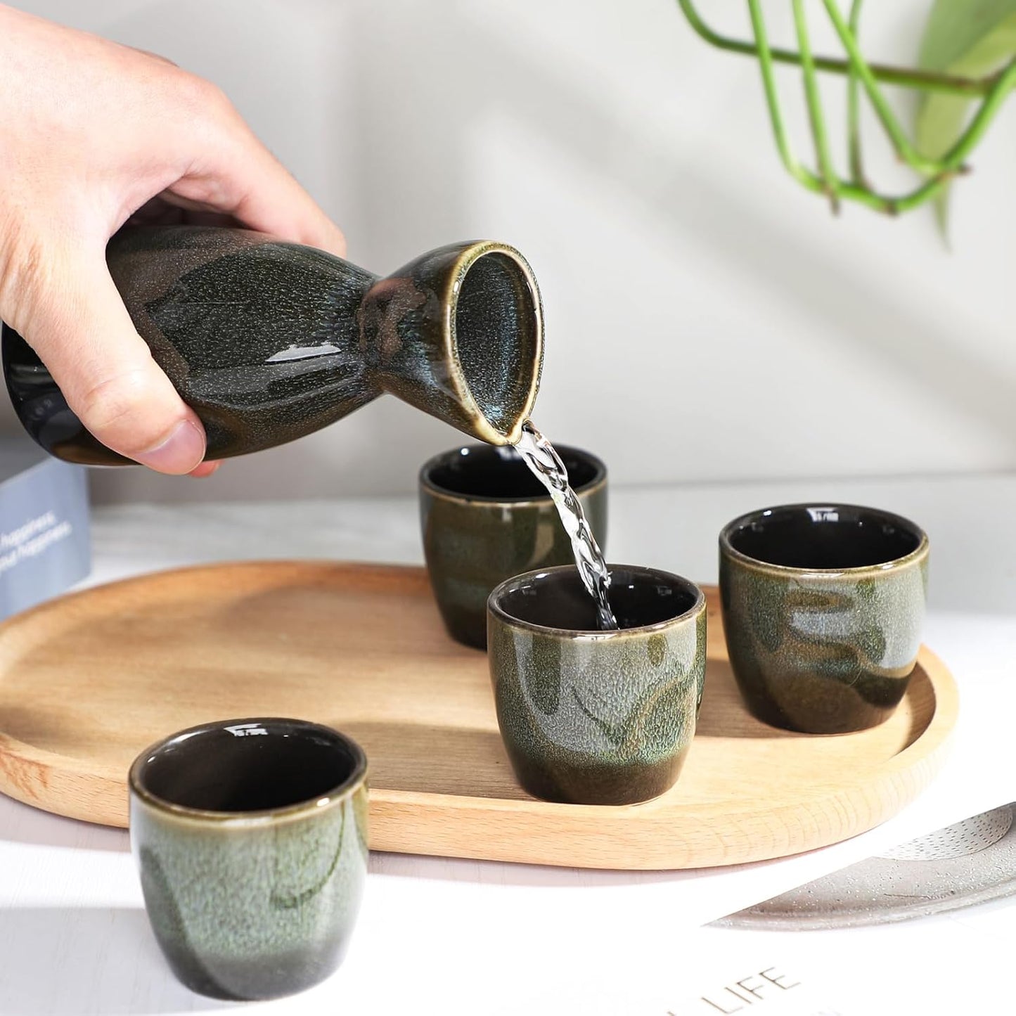 Sake-Set mit 4 Bechern und Wärmer, Grün Schwarz