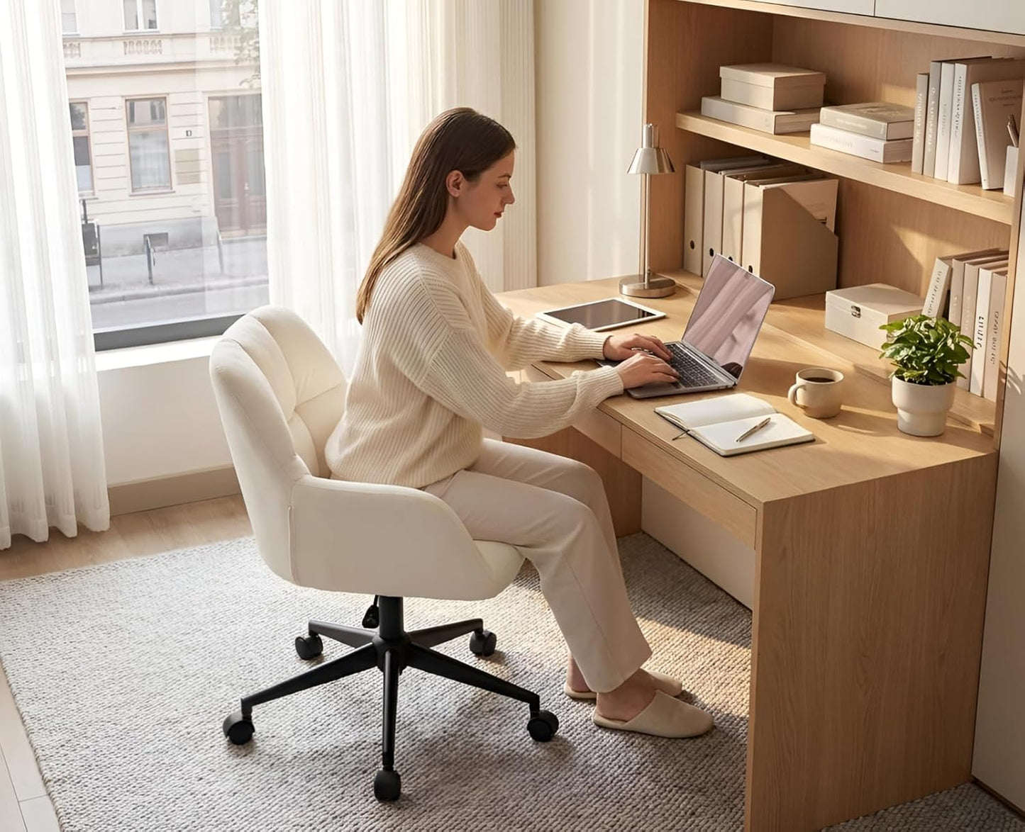 Höhenverstellbarer Bürostuhl mit Rollen, Beige