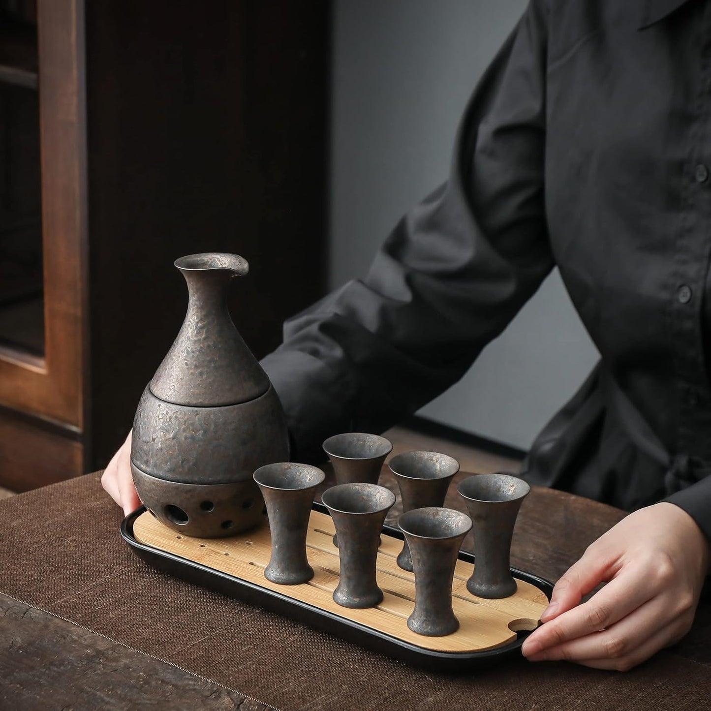 10-teiliges Sake-Set mit Karaffe und Bechern, Luxuriöse Ledertasche Antik-bronze-finish-ledertasche