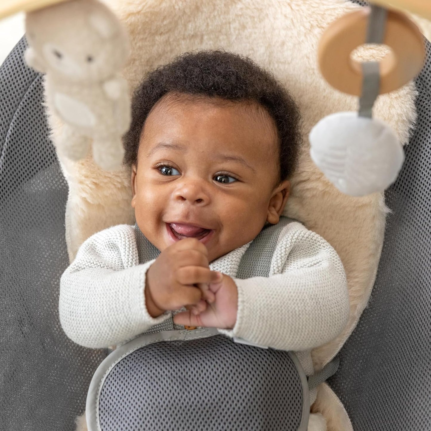Babyschaukel & Wippe mit Musik und Spielbogen, Lammwolle Wesley