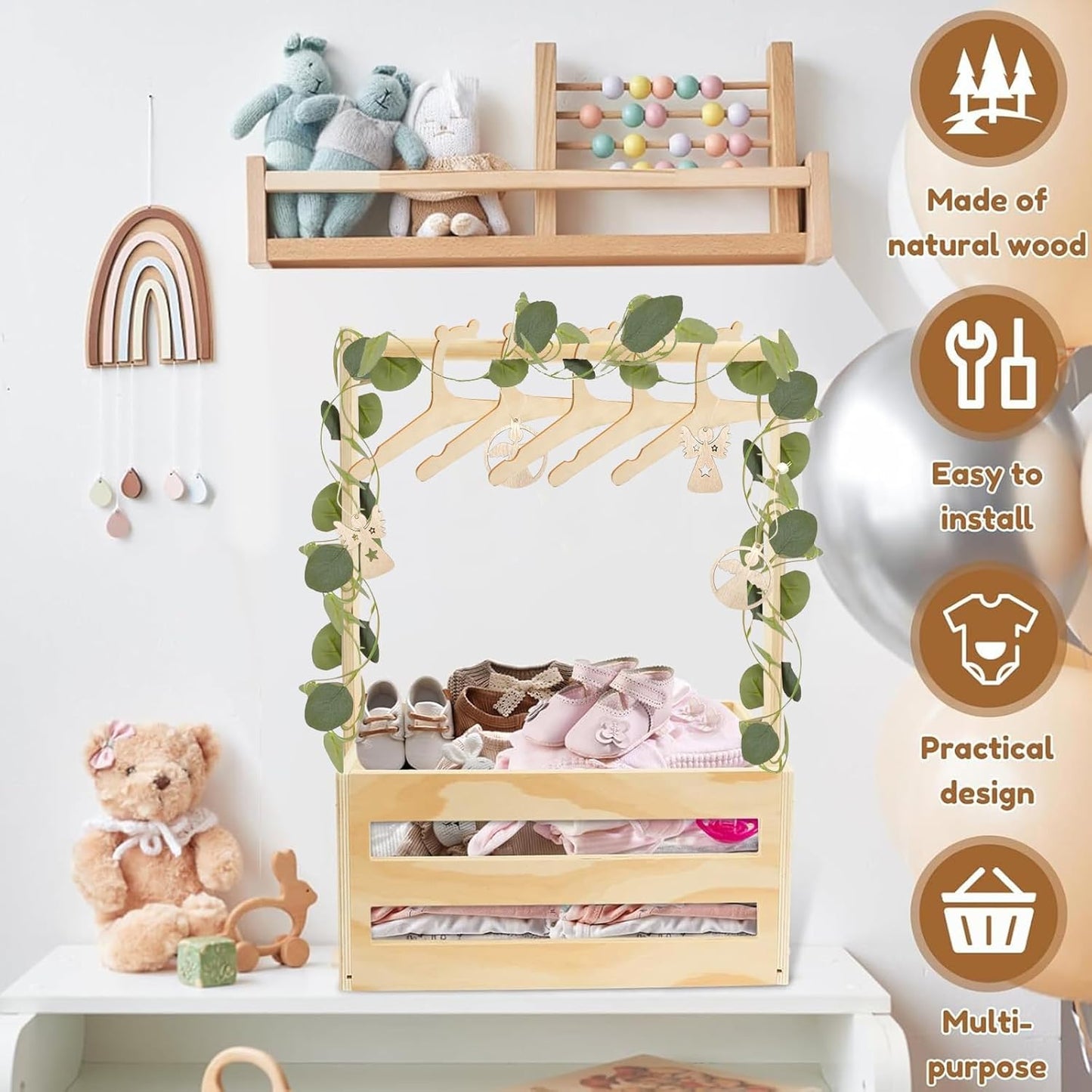 Babykorb mit Puppenkleiderbügeln, Regenbogen