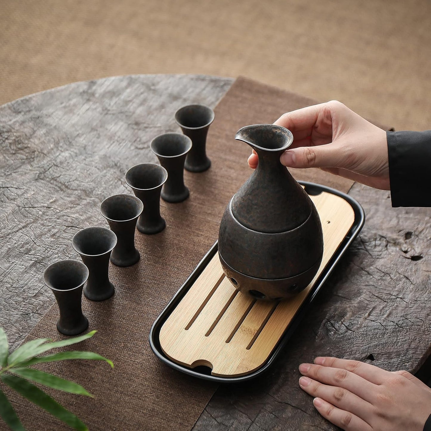 10-teiliges Sake-Set mit Karaffe und Bechern, Luxuriöse Ledertasche Antik-bronze-finish-ledertasche