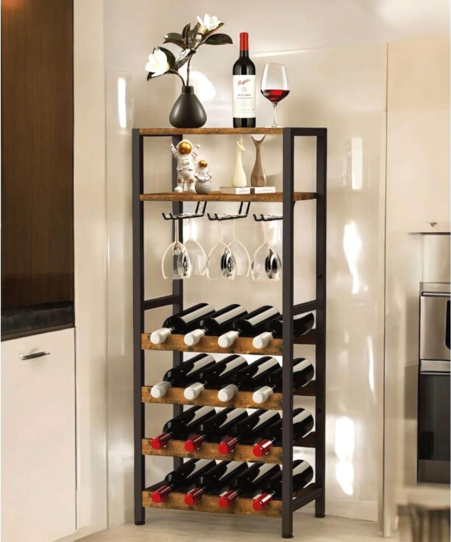 Weinregal mit Glashalter