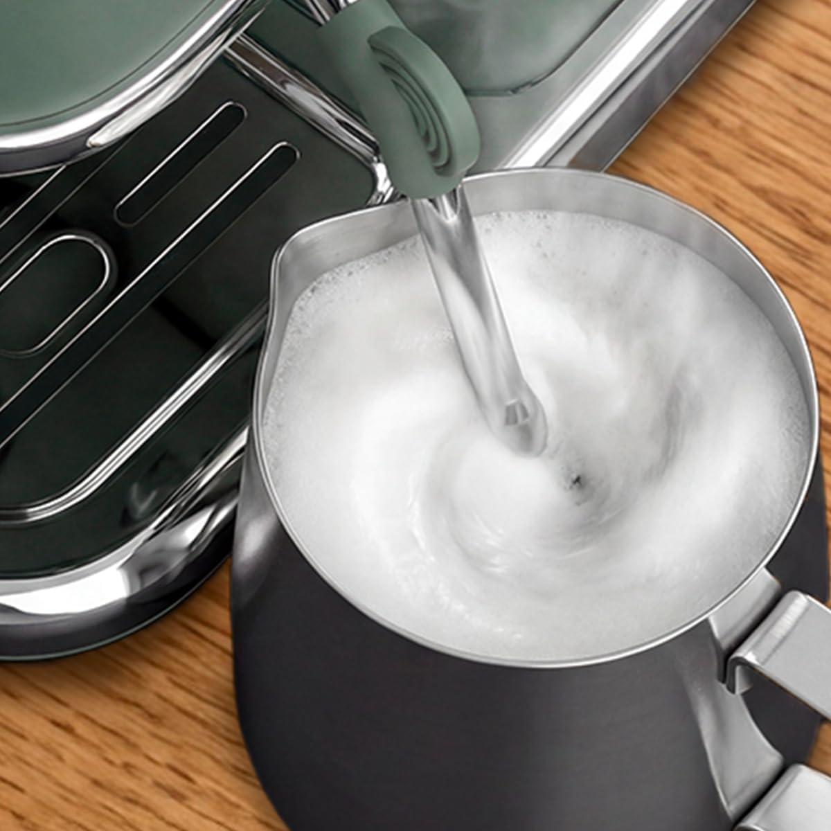 Espressomaschine mit Mahlwerk und Milchschäumer