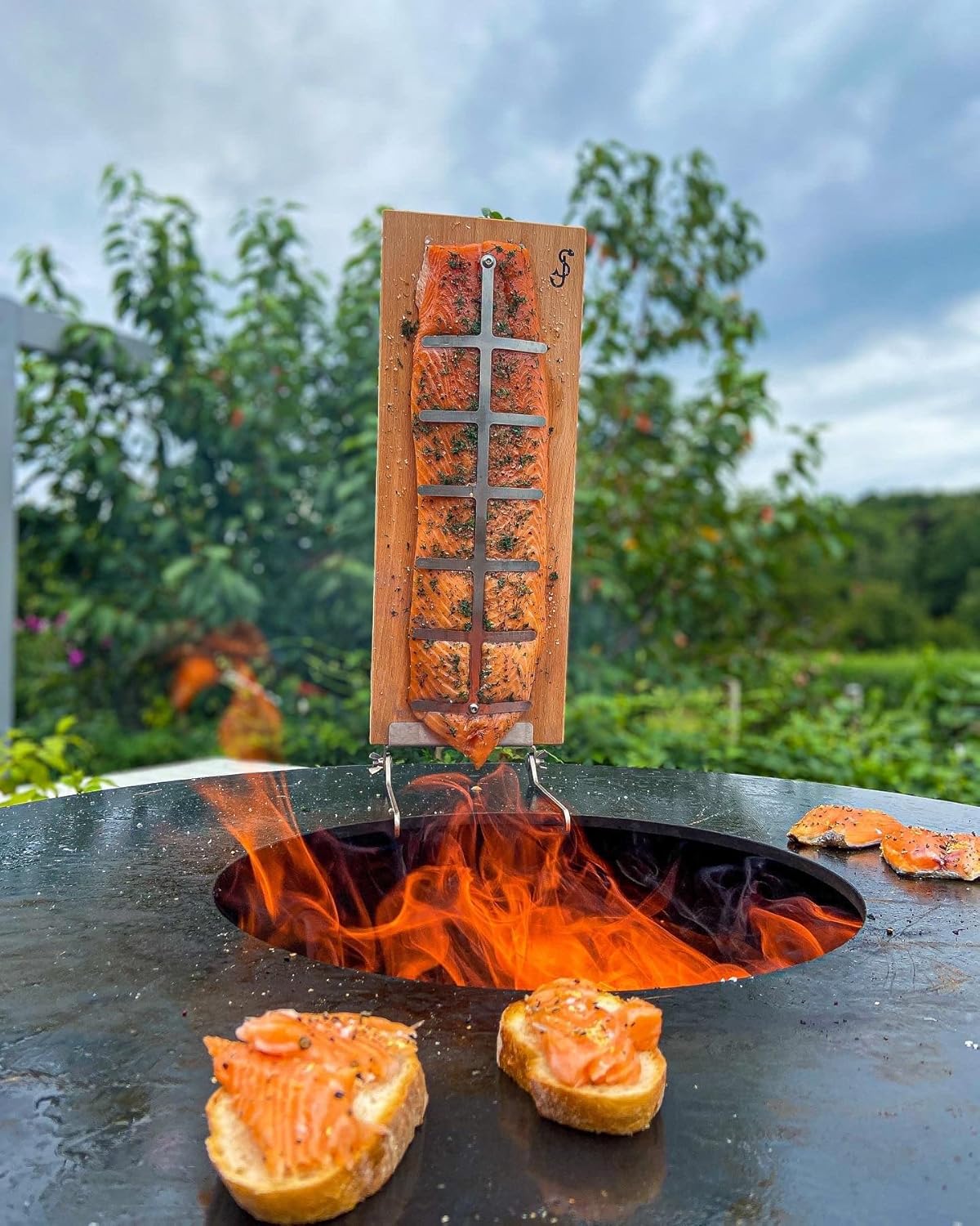 Flammlachsbrett mit Edelstahlhalterung
