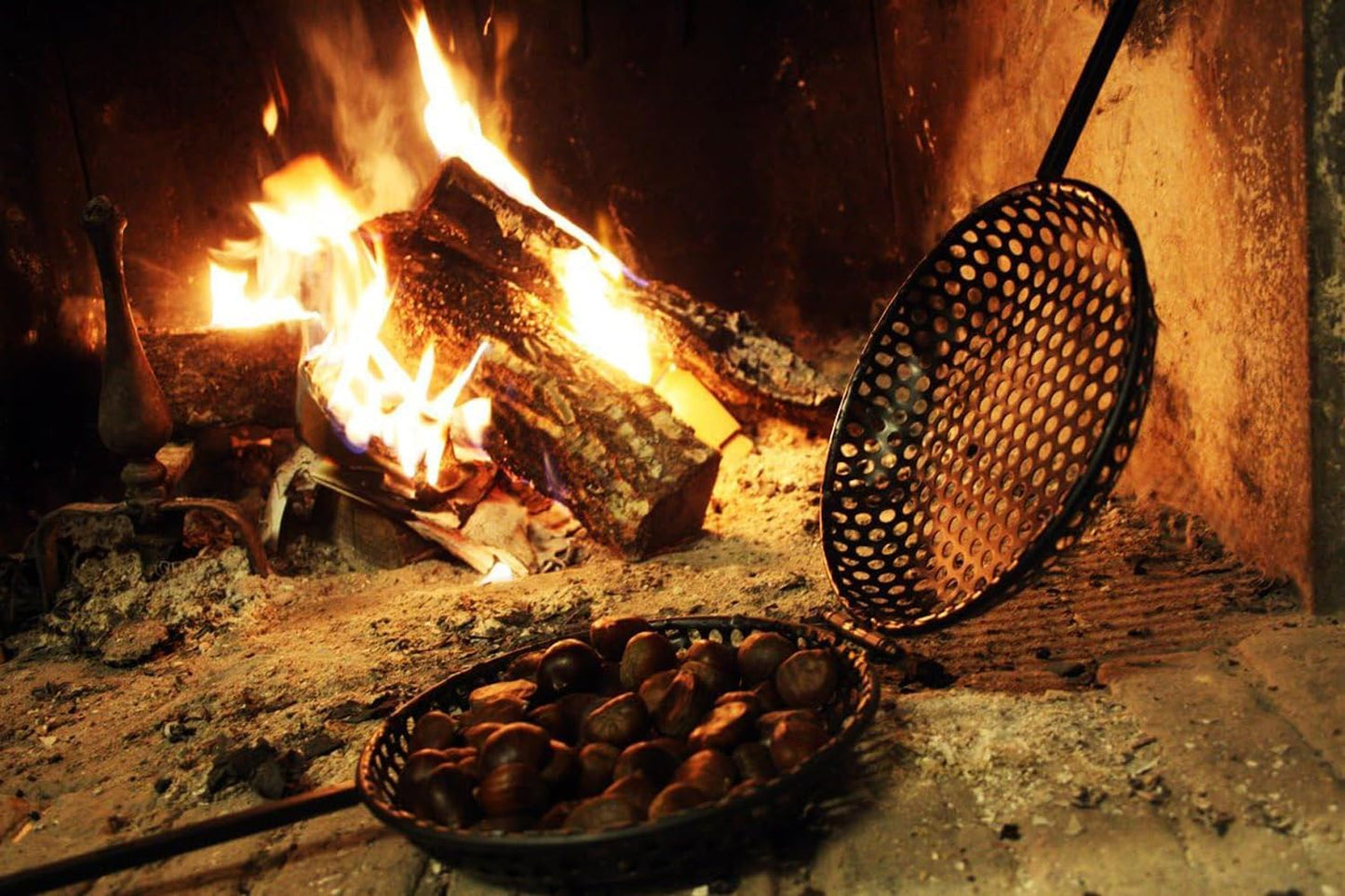Marronipfanne mit Holzgriff