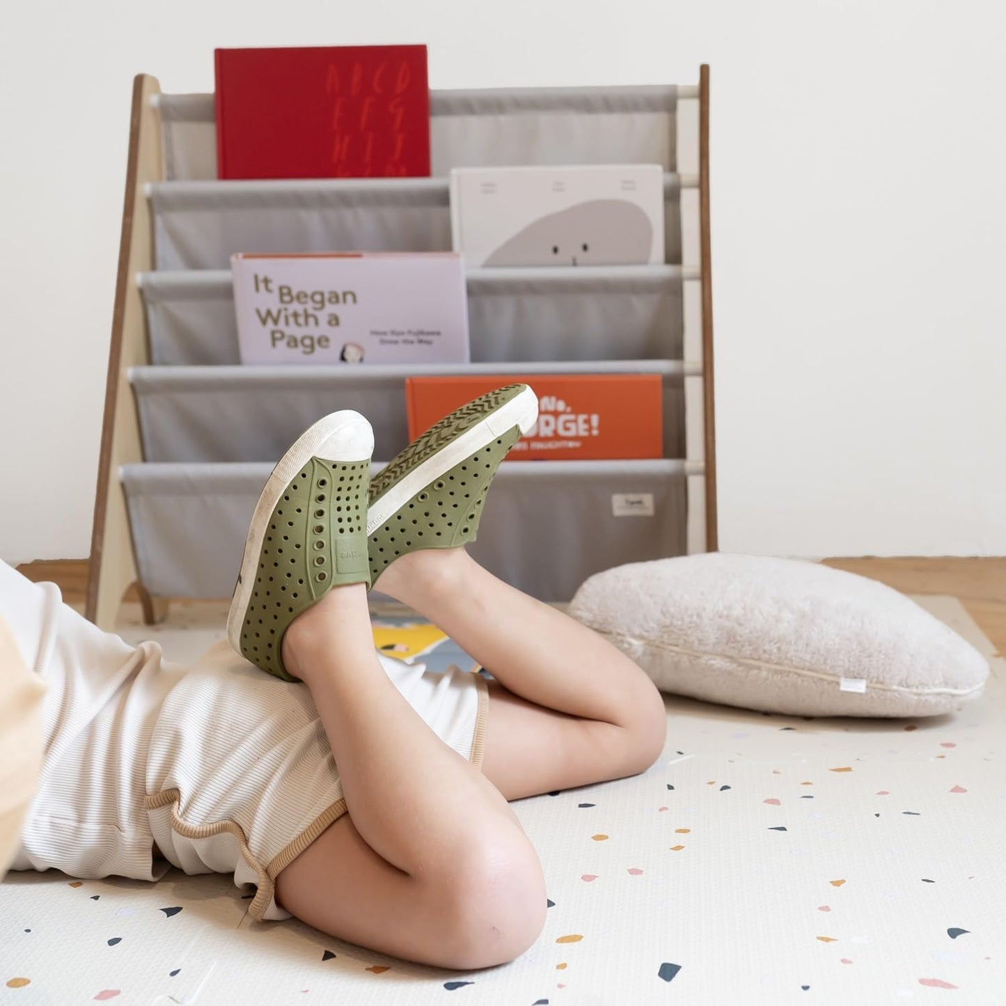Kinder Bücherregal aus Holz, Montessori Regal, Hellgrau