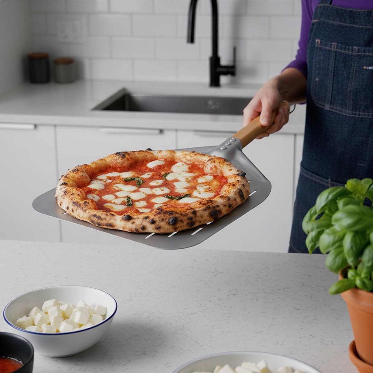 Perforierter Pizzaschieber mit Holzgriff