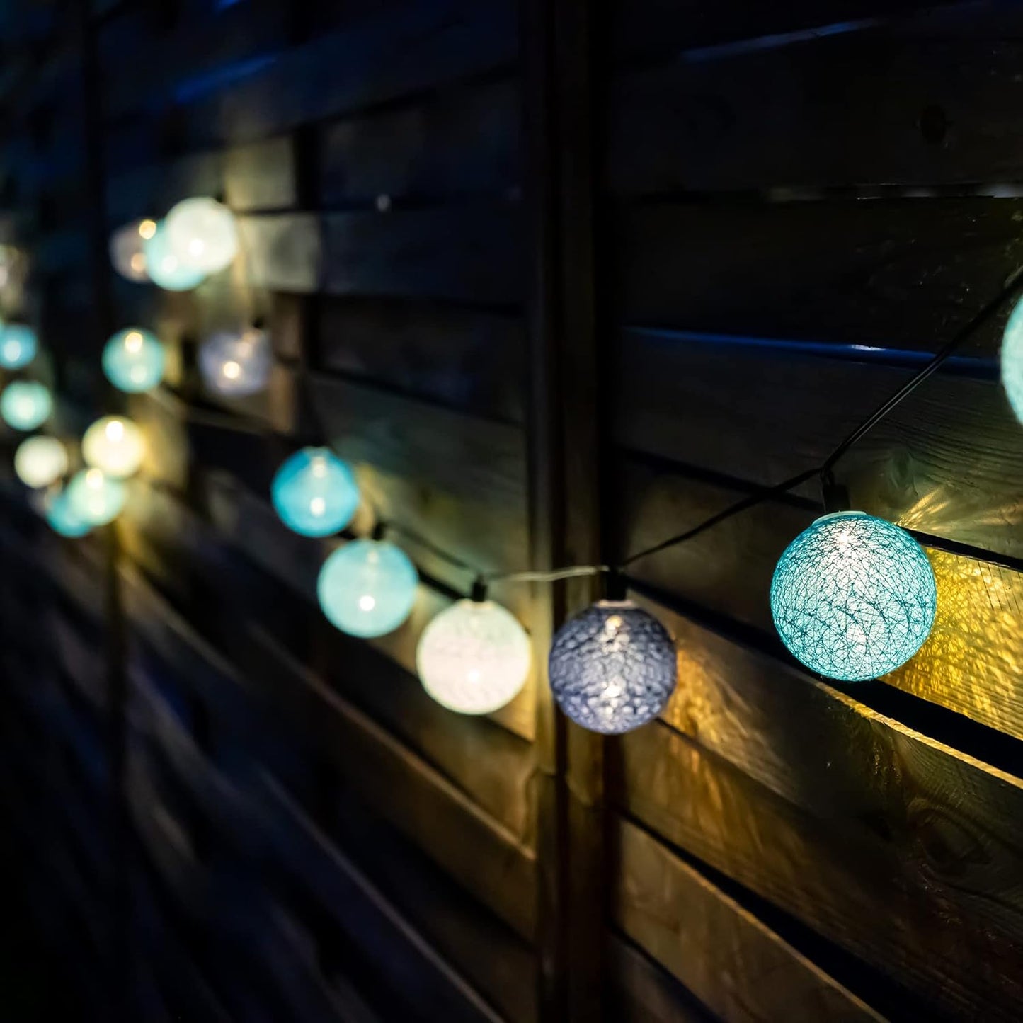 Aussengirlande mit Lichtkugeln, Höhe ; 16 Kugeln