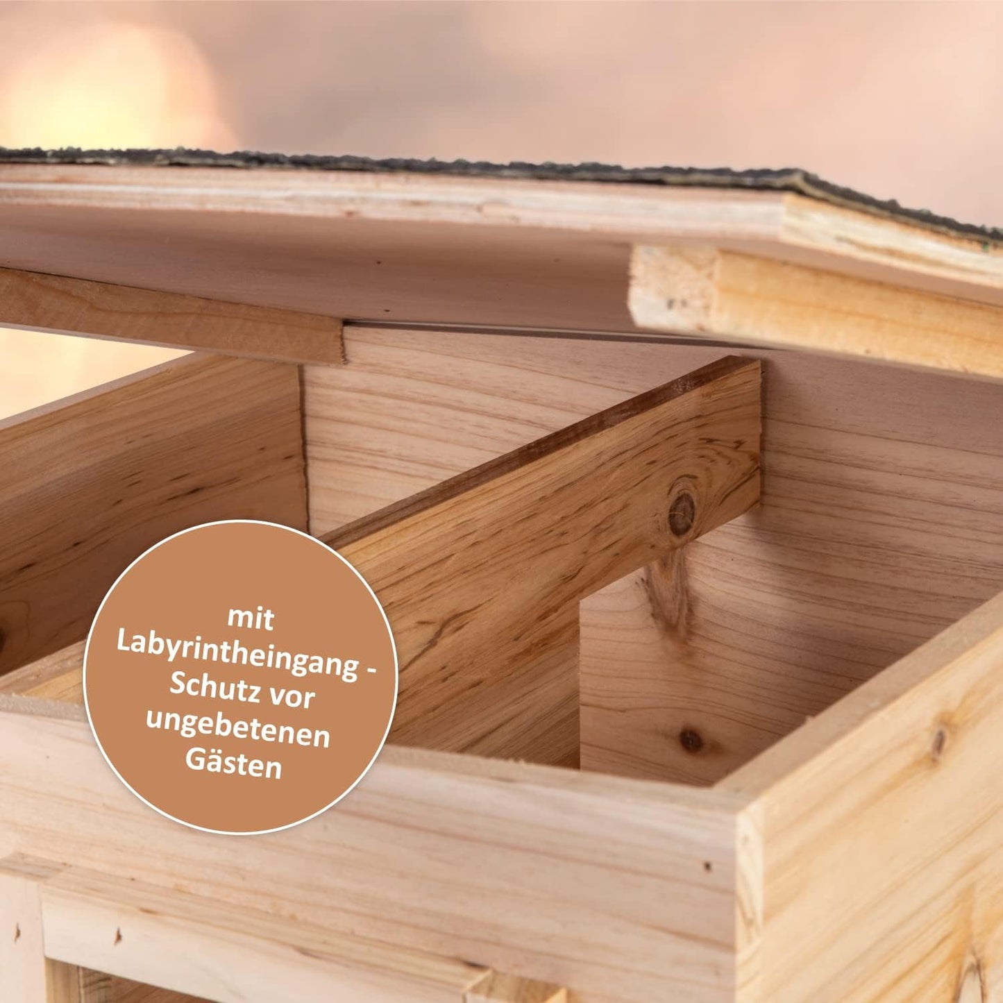 Igelhaus aus Holz mit Labyrintheingang