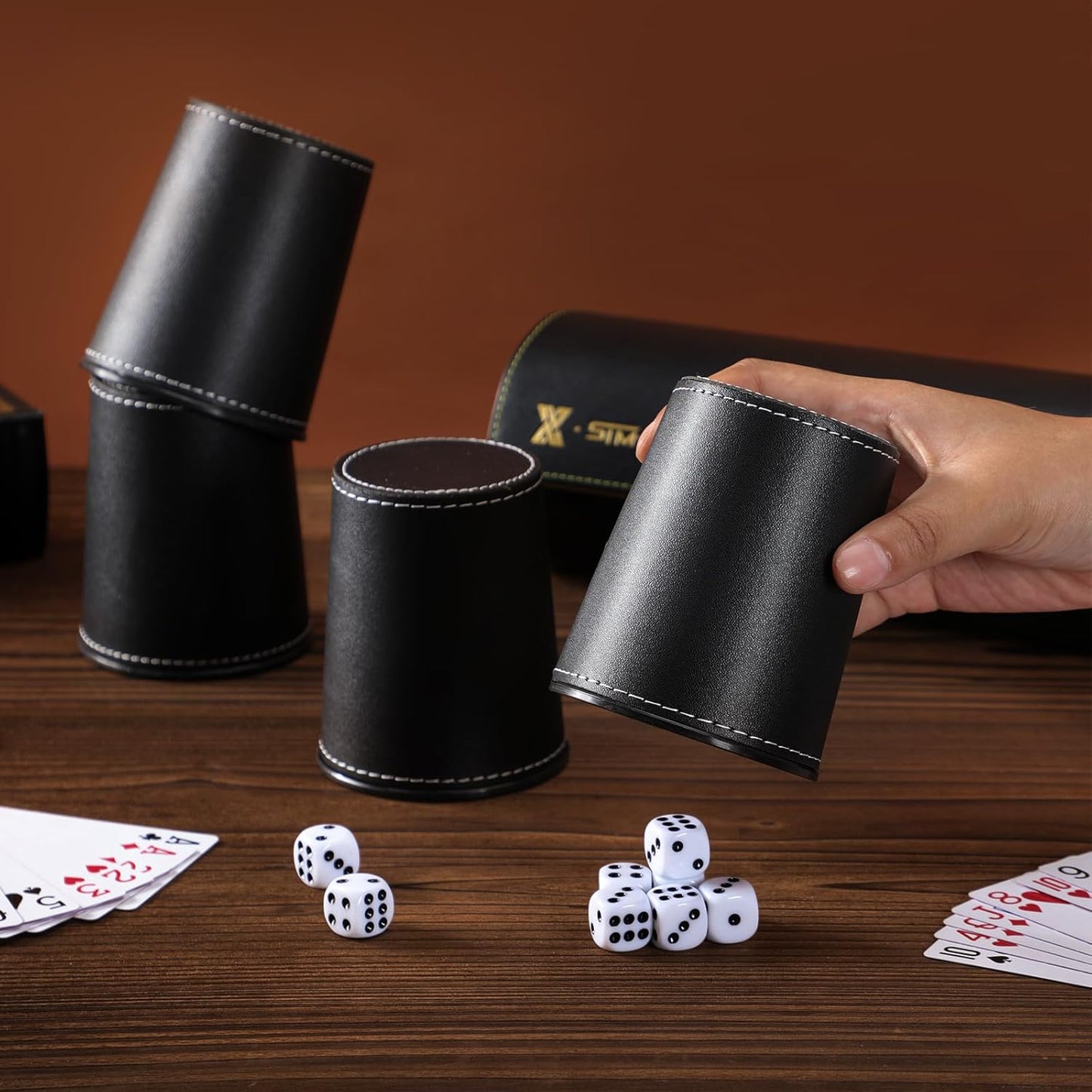 Würfelbecher Set mit Aufbewahrungsetui und 25 Würfeln, Schwarz