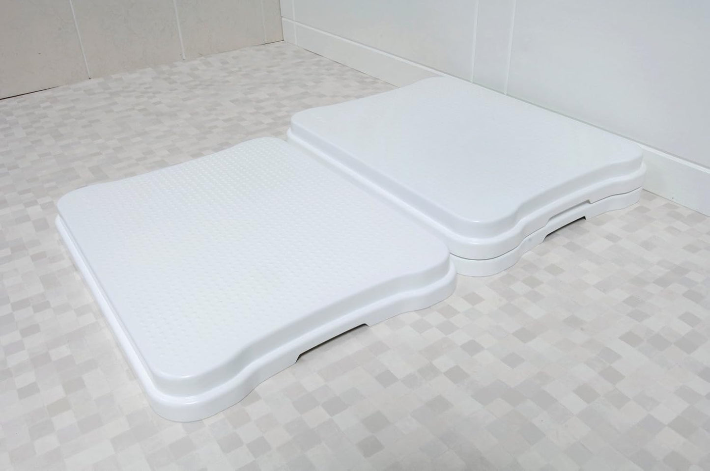 Höhenverstellbare Stufe für Badewanne und Haushalt
