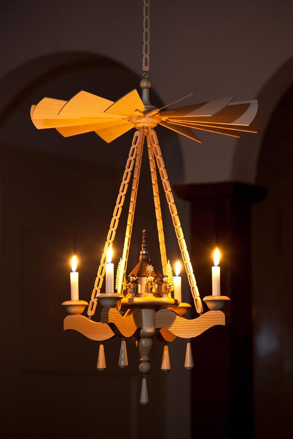 Hängepyramide Kurrende mit Kirche und Teelichtern