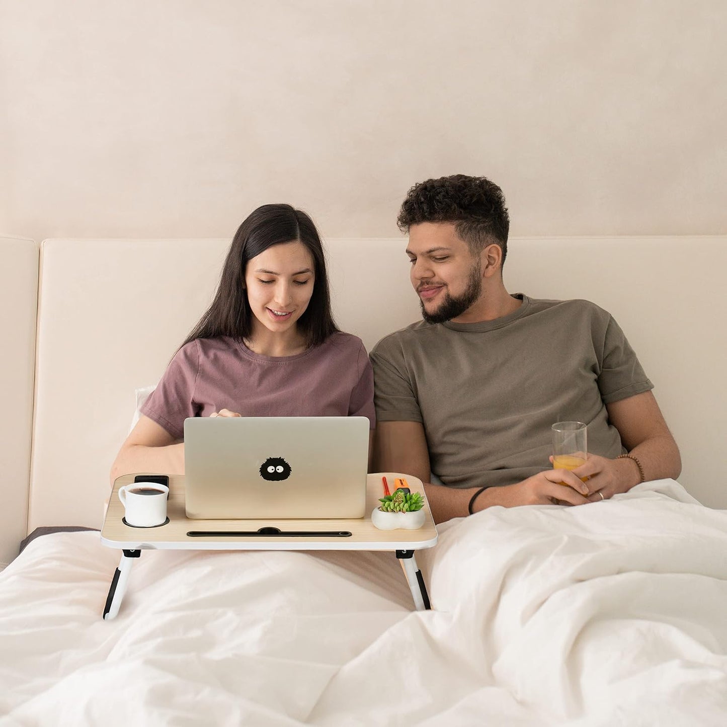 Klappbarer Laptoptisch mit Getränke- und Tablethalter