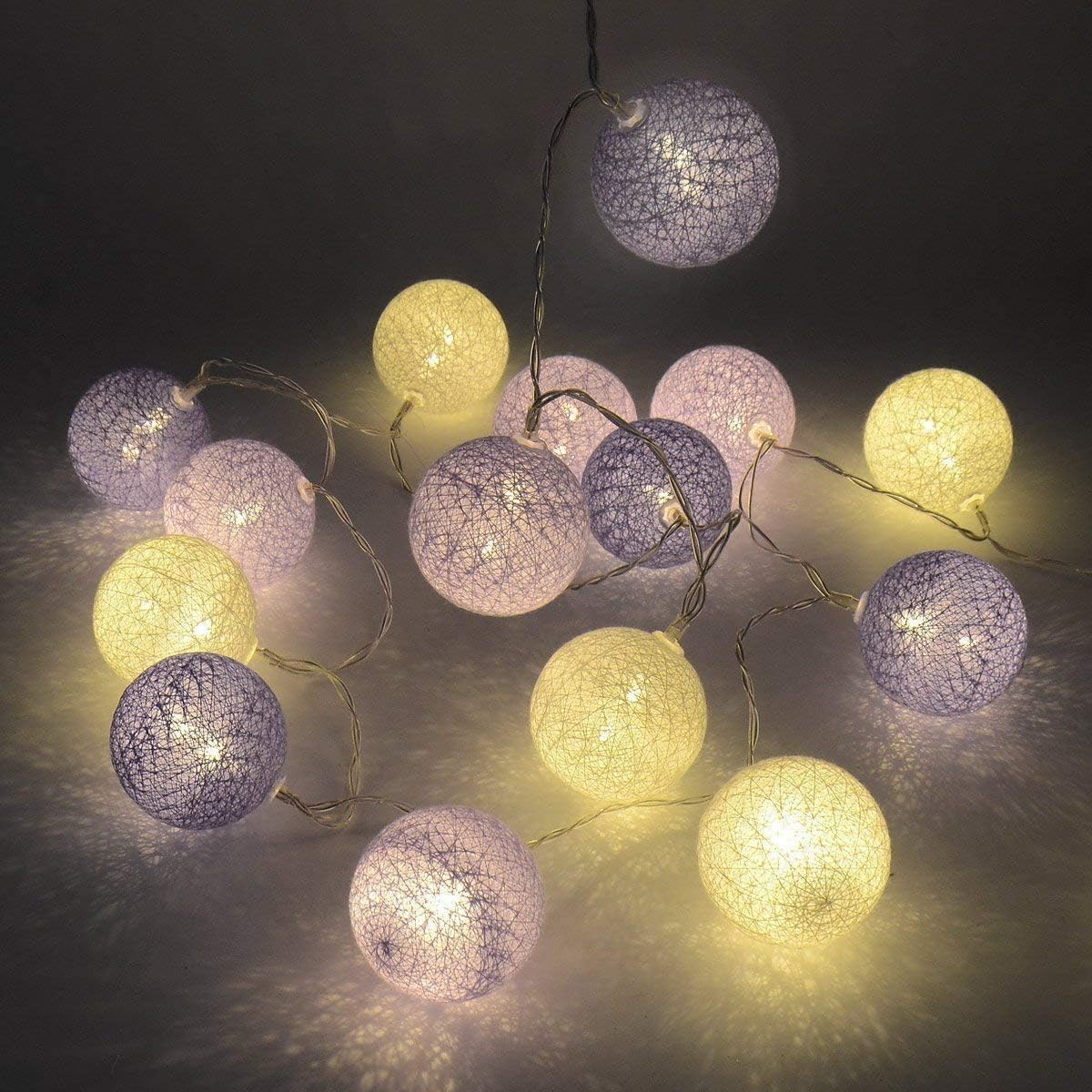 LED-Lichterkette mit 20 Baumwollkugeln, Lila Batterie