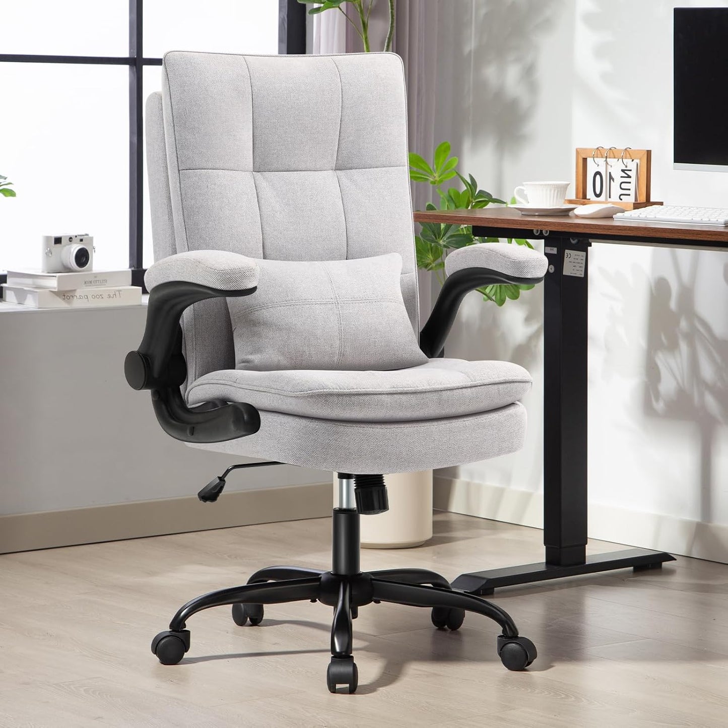 Ergonomischer Bürostuhl mit klappbaren Armlehnen, Grau