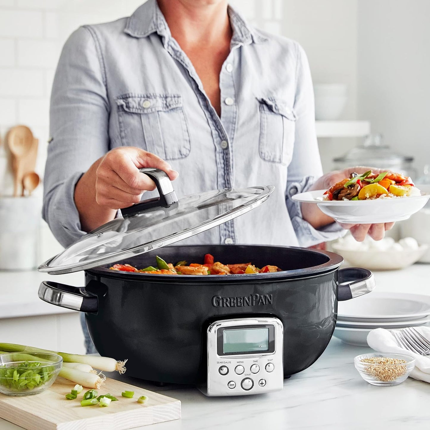 Elektrischer Multikocher mit Keramik-Antihaft, 5,6l Essential Multikocher Schwarz