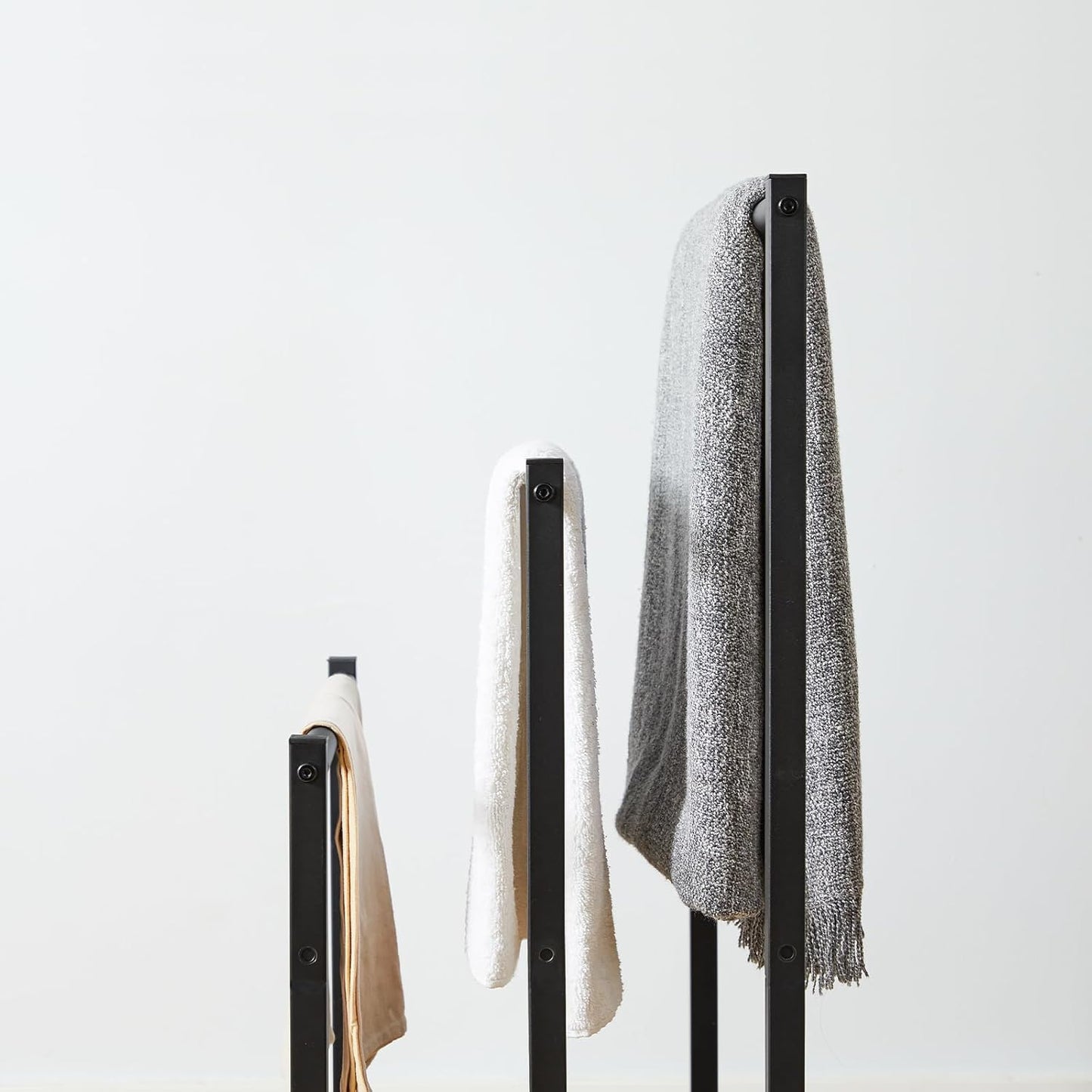 Freistehender Handtuchständer mit 3 Stangen, 60 x 28 x 81 cm Dunkelbraun + Schwarz