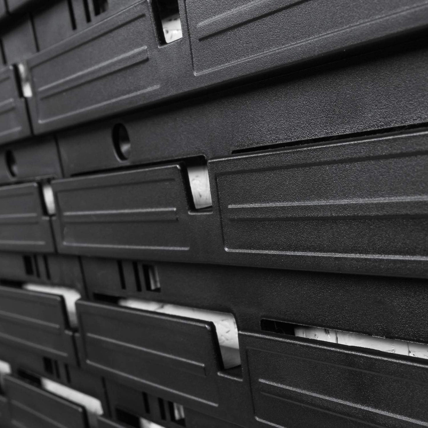 Werkzeugwand mit Stapelboxen, Schwarz