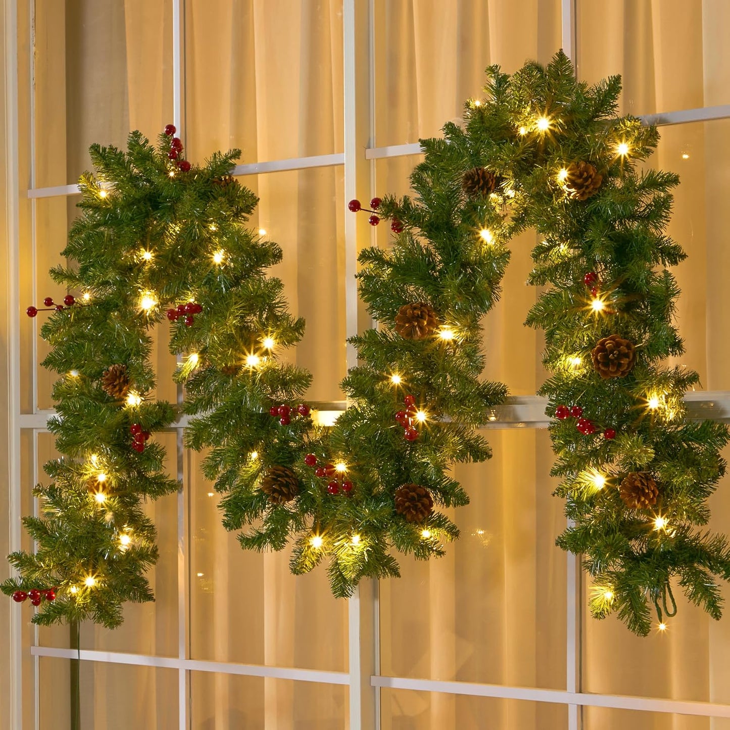 Weihnachtsgirlande mit LED-Lichtern und Dekorationen