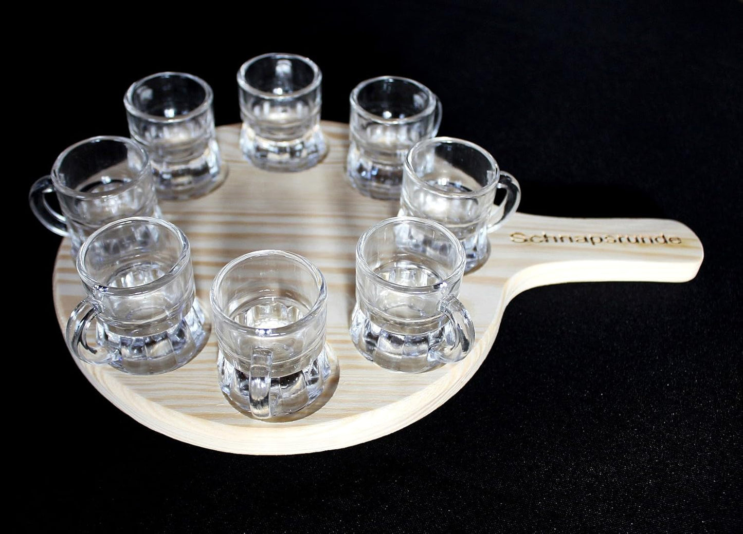 Schnapsrunde mit 8 Gläsern
