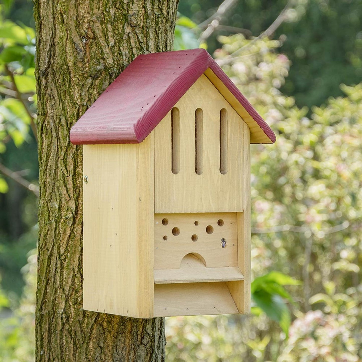 Insektenhotel mit Reinigungsöffnung und Aufhängehaken
