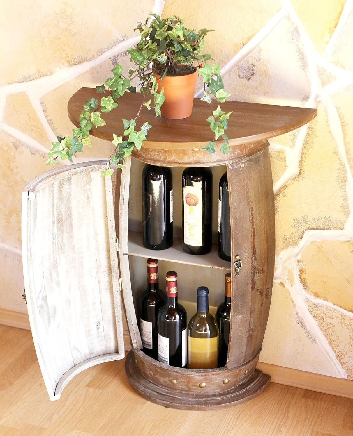 Halbrundes Weinfass mit Weinregal