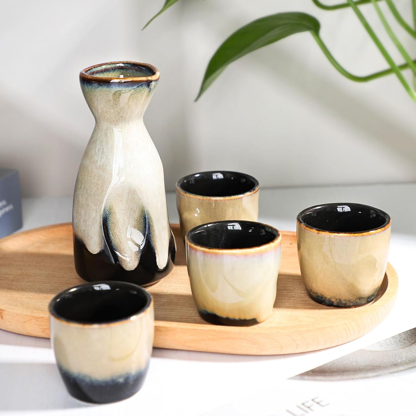 Sake-Set mit 4 Bechern und Wärmer, Gelb Schwarz