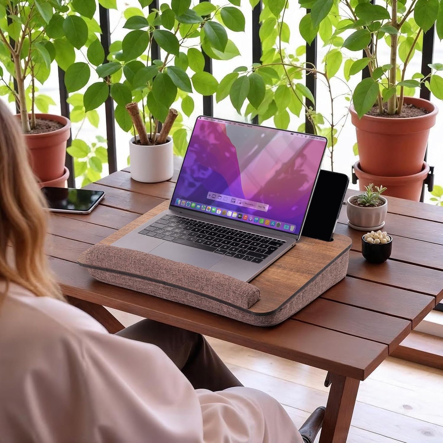 Tragbarer Laptoptisch mit Kissenauflage, Walnuss
