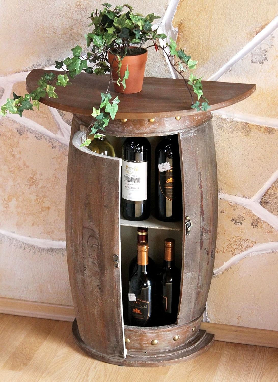 Halbrundes Weinfass mit Weinregal